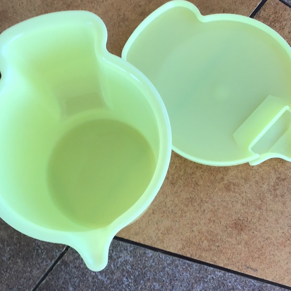 Tupperware cream pitcher. - Picture 3 of 4